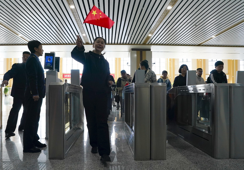 9月28日，乘客在伊春西站內檢票進站。新華社記者 那宇奇 攝