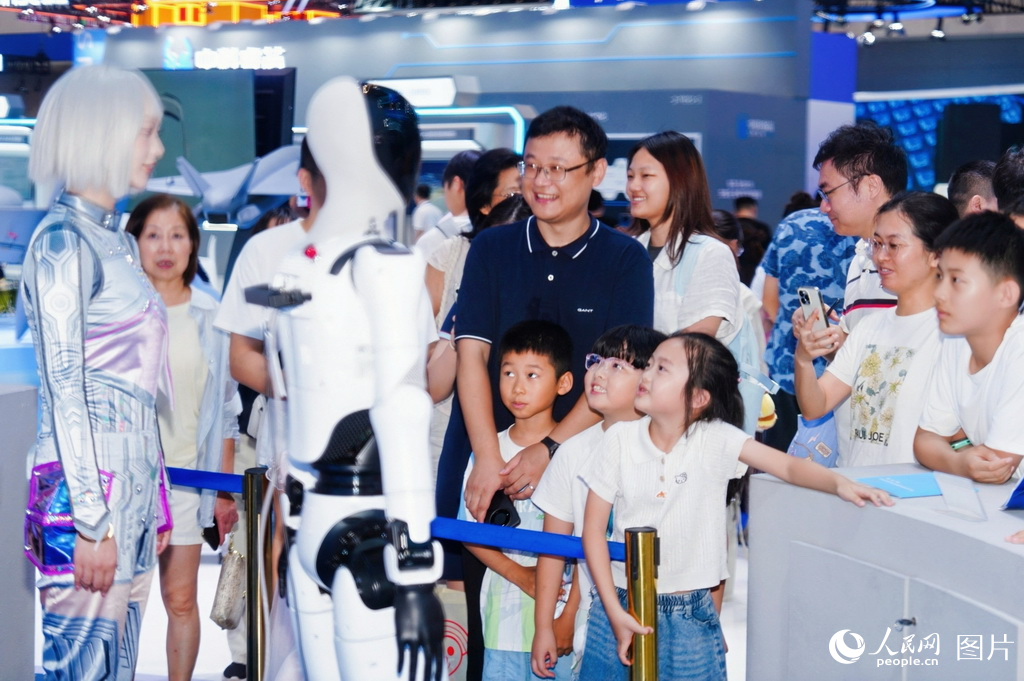数贸会浙江开发区展区，观众在认真观展。