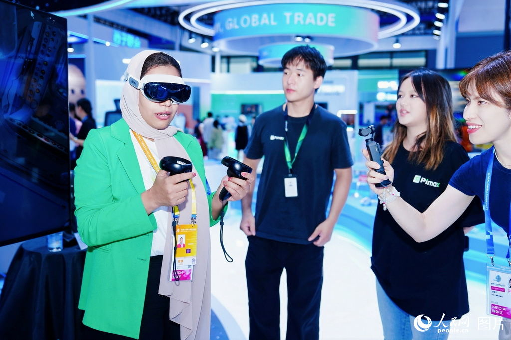 数贸会浙江开发区展区，外国观众在体验VR项目。
