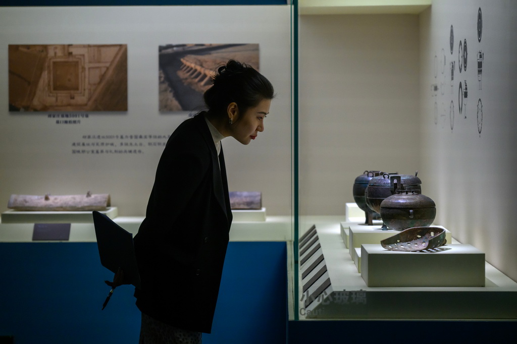 9月29日，观众在中国国家博物馆参观“大河之东——运城与中华文明肇兴”展览。