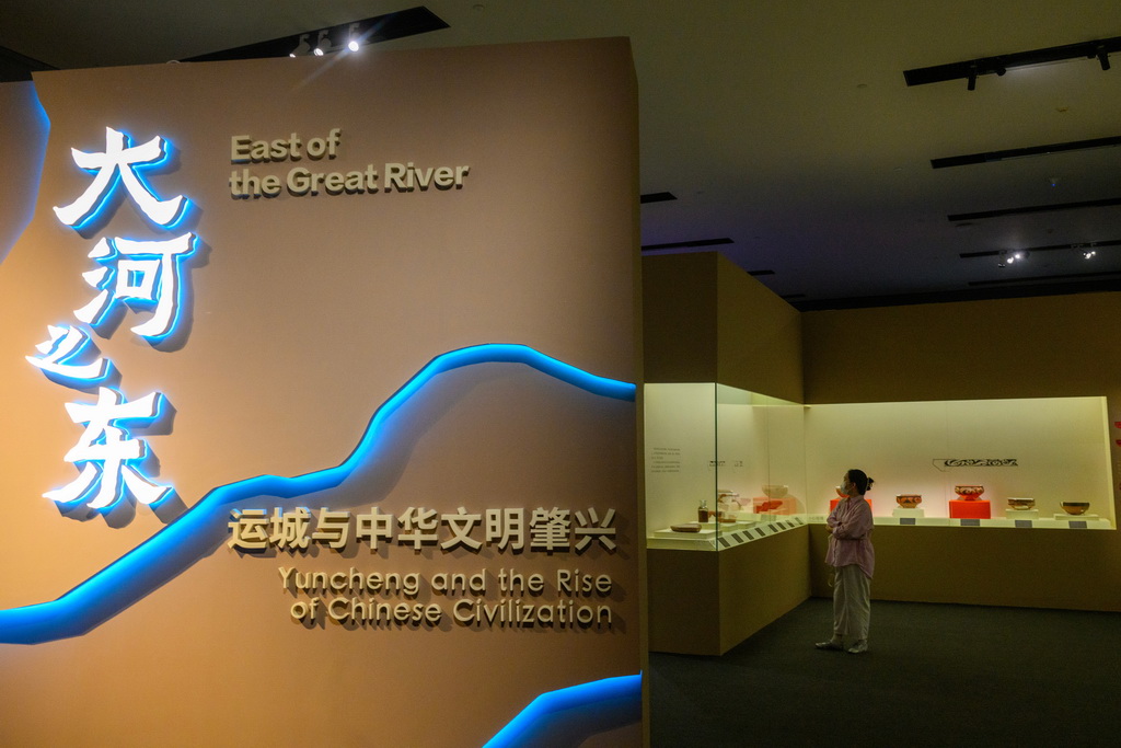 9月29日，观众在中国国家博物馆参观“大河之东——运城与中华文明肇兴”展览。