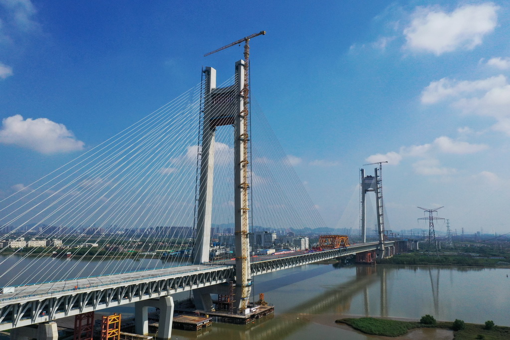 这是9月30日拍摄的深江铁路洪奇沥水道公铁大桥合龙现场（无人机照片）。