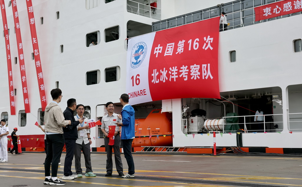 9月30日，科考队员与前来迎接的亲友在中国极地考察国内基地码头交谈。新华社记者 方喆 摄