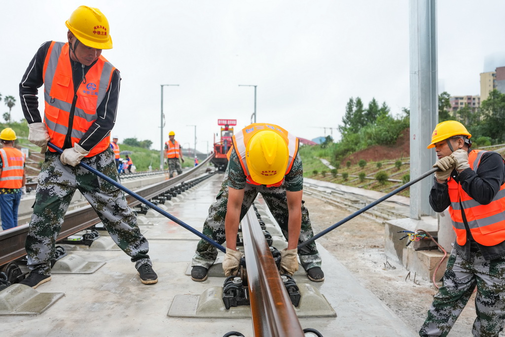 10月1日，建设者在四川省南充市南充北站进行铺轨施工作业。