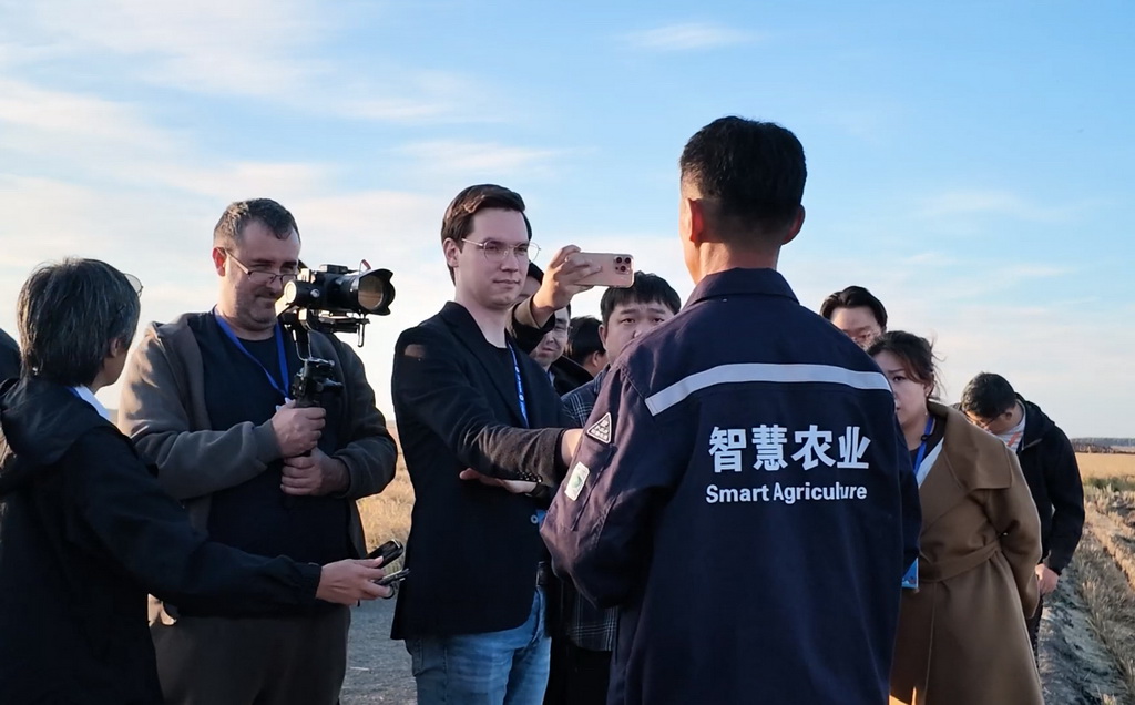 外媒记者在北大荒集团建三江分公司采访智慧农业专家。新华社记者张曦月 摄
