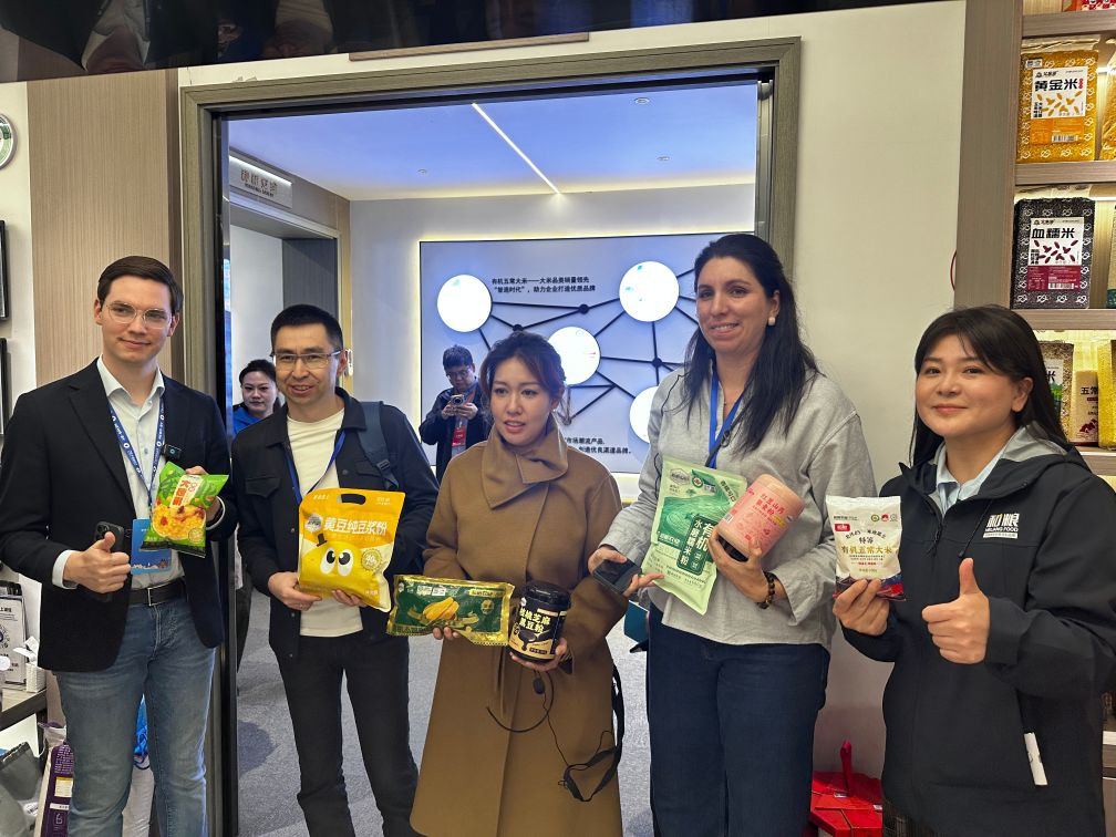 外媒记者在黑龙江省和粮农业有限公司展示特色农产品，了解黑土地优质农产品品牌建设和产业化发展情况。新华社记者 张曦月 摄