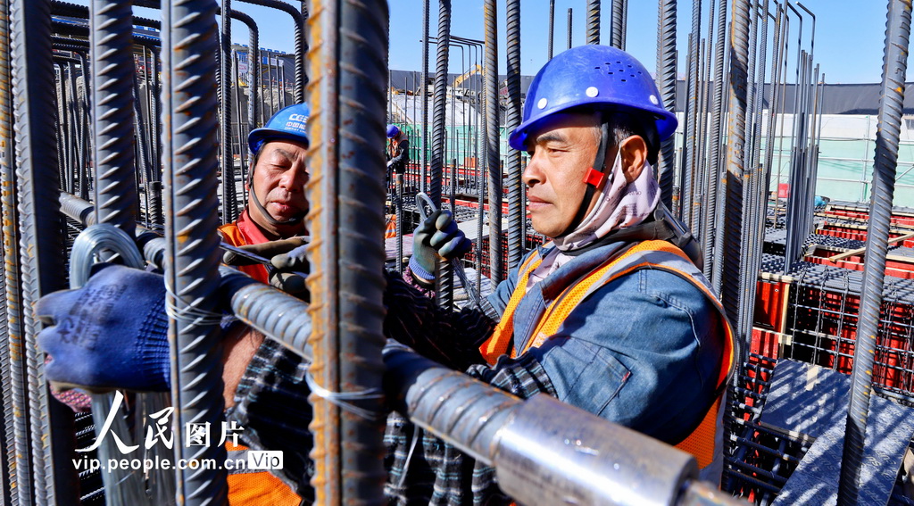 甘肃张掖：假日坚守建设一线【5】
