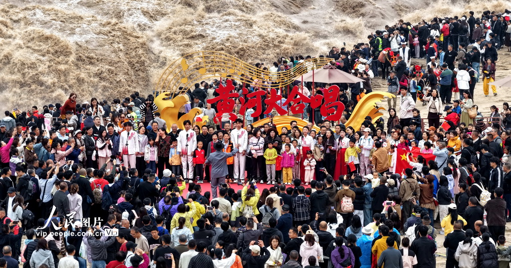 黄河壶口瀑布景区迎来大客流【4】