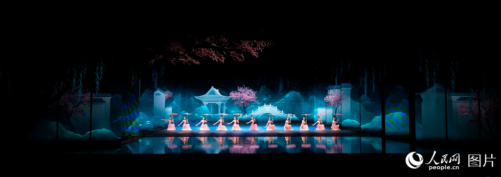 10月4日，在上海千古情景区，游客欣赏大型歌舞《上海千古情》。
