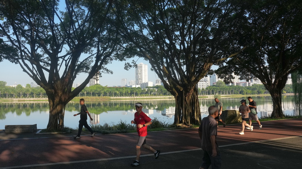 10月9日，市民在南湖公園慢跑。