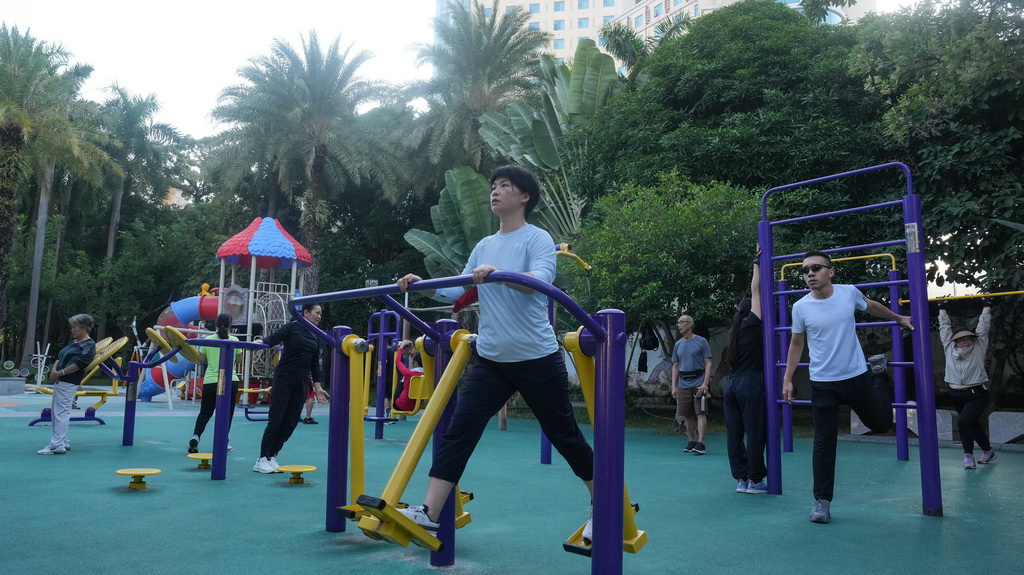 10月9日，市民在南湖公園使用便民體育器材鍛煉身體。
