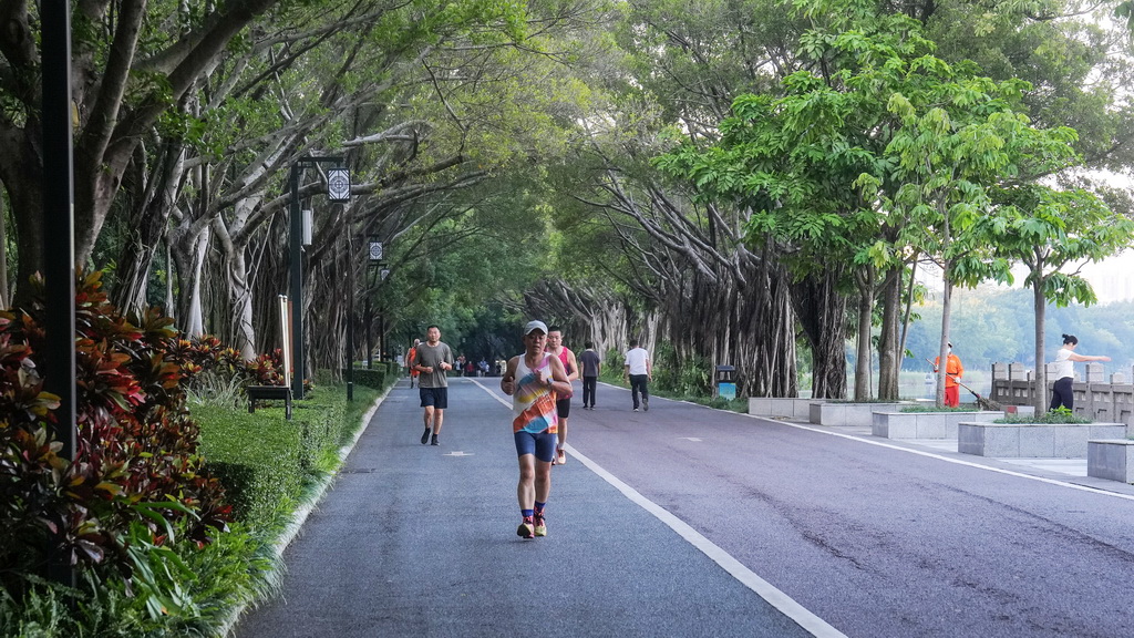 10月9日，市民在南湖公園慢跑。