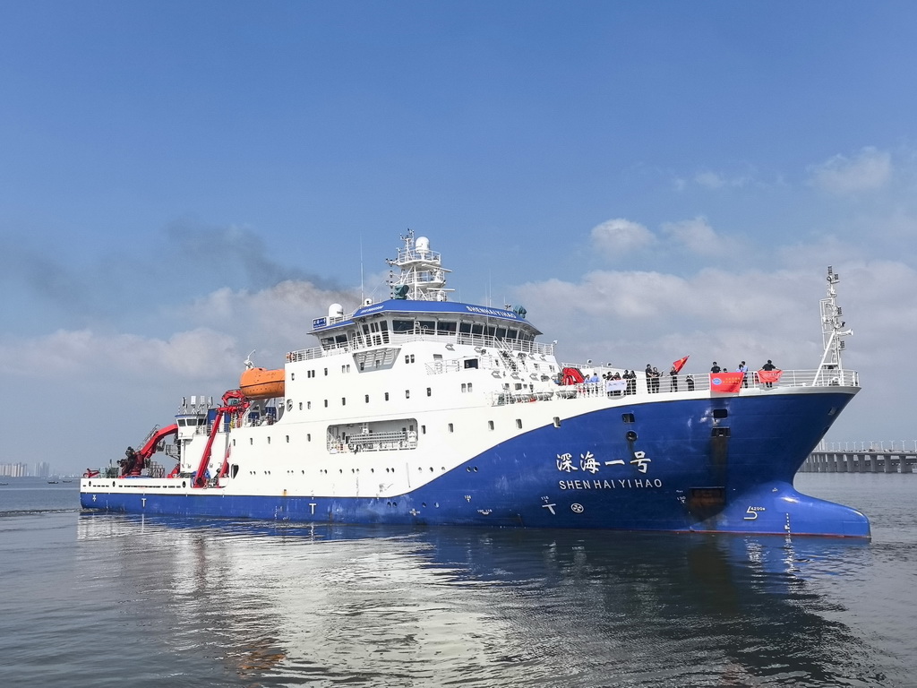 搭载“蛟龙”号载人潜水器的“深海一号”船从福建厦门起航，赴南太平洋执行中国大洋100航次第二航段科学考察（9月24日摄）。新华社记者 黄韬铭 摄