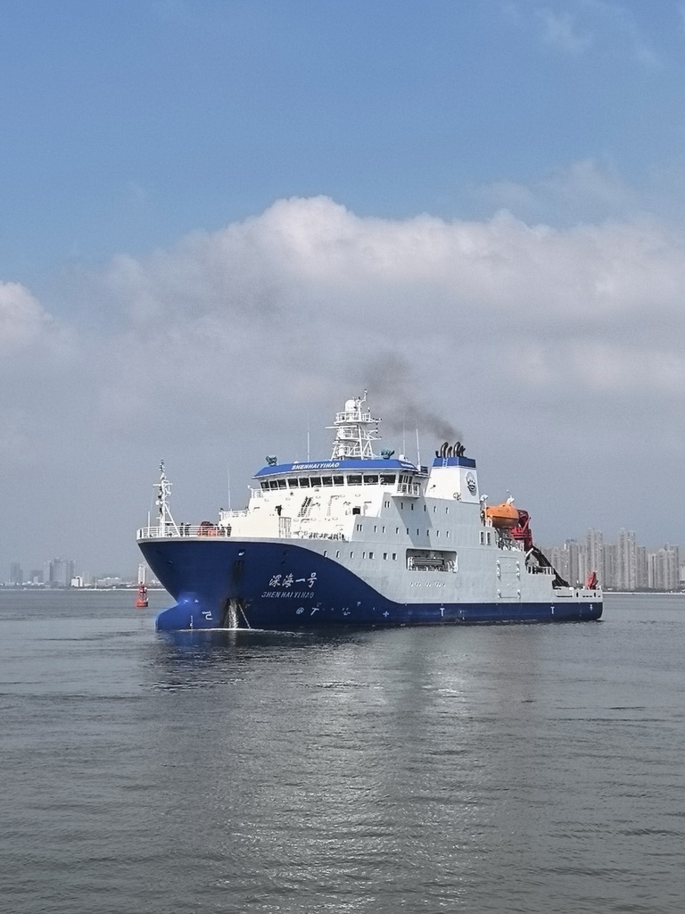 搭载“蛟龙”号载人潜水器的“深海一号”船从福建厦门起航，赴南太平洋执行中国大洋100航次第二航段科学考察（9月24日摄）。新华社记者 黄韬铭 摄