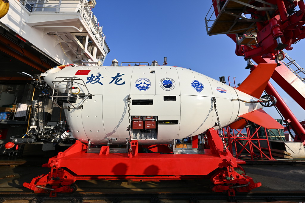 10月10日，“蛟龍”號被緩緩推出潛水器庫房。