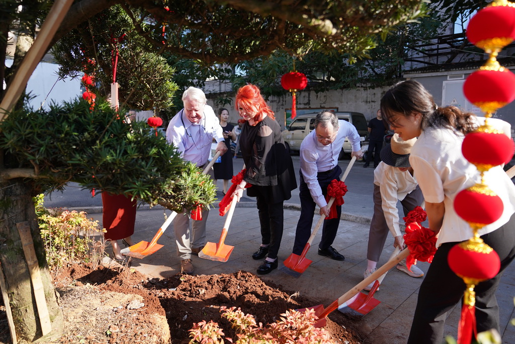 10月10日，在上饶市广丰区，获救美国军人后代与中方人员一起种下友谊树。