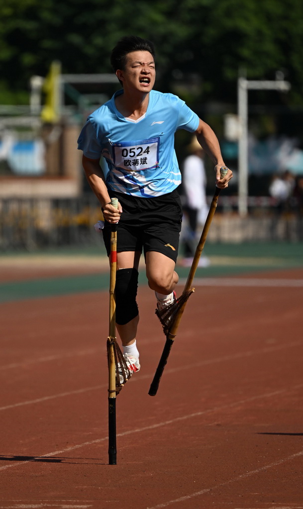 10月12日，桂林市代表團高腳競速隊隊員歐蔣斌在男子高腳競速比賽中。