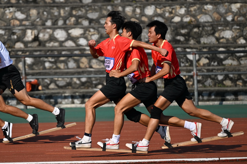 10月12日，貴港市代表團板鞋競速隊在男子三人板鞋比賽中。