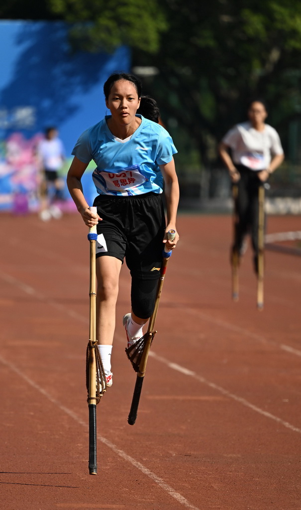 10月12日，桂林市代表團高腳競速隊隊員易思婷在女子高腳競速比賽中。