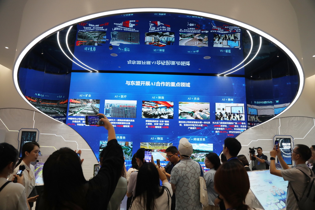 10月12日，媒体记者在中国—东盟国家人工智能应用合作中心调研采访。