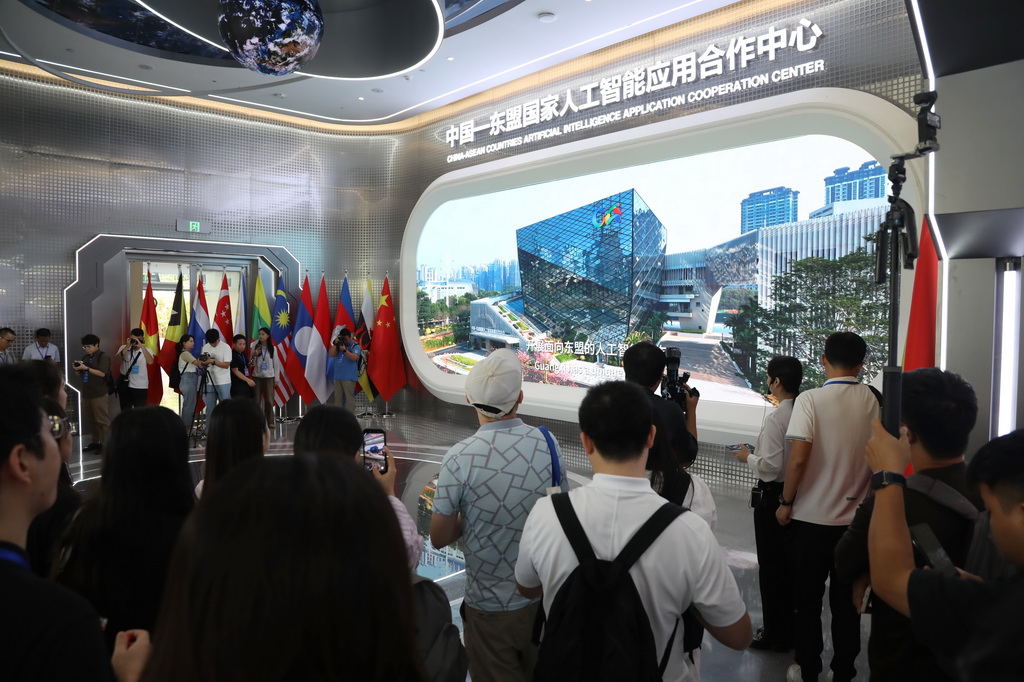 10月12日，媒体记者在中国—东盟国家人工智能应用合作中心调研采访。