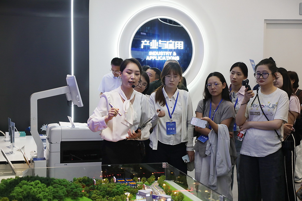 10月12日，媒體記者在中國—東盟國家人工智能應用合作中心調研採訪。