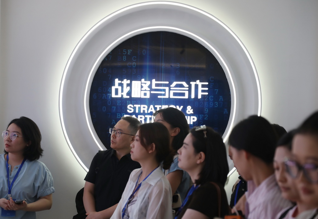 10月12日，媒體記者在中國—東盟國家人工智能應用合作中心調研採訪。