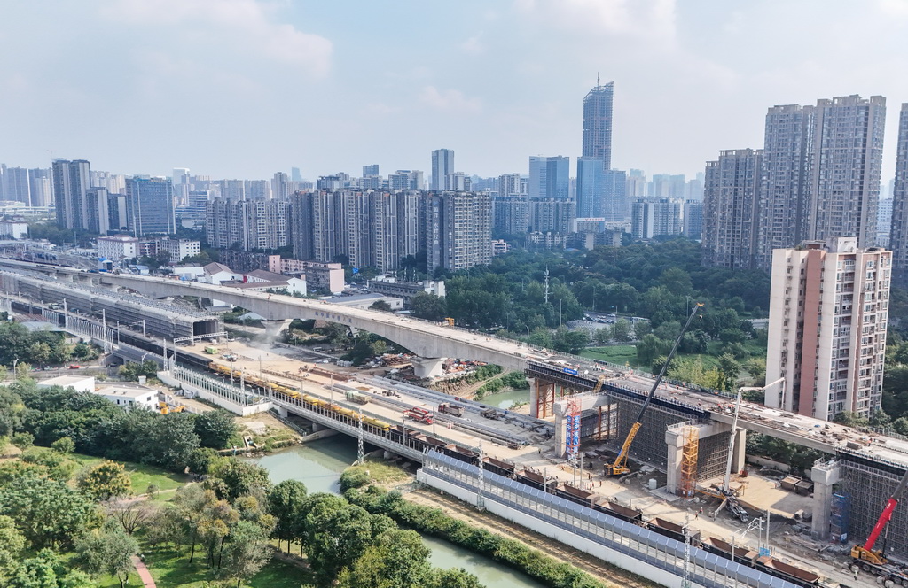这是10月13日拍摄的成渝中线高铁跨沙河特大桥合龙施工现场（无人机照片）。