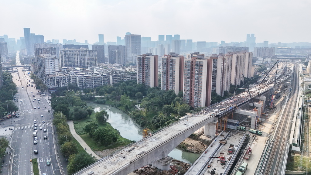 这是10月13日拍摄的成渝中线高铁跨沙河特大桥合龙施工现场（无人机照片）。