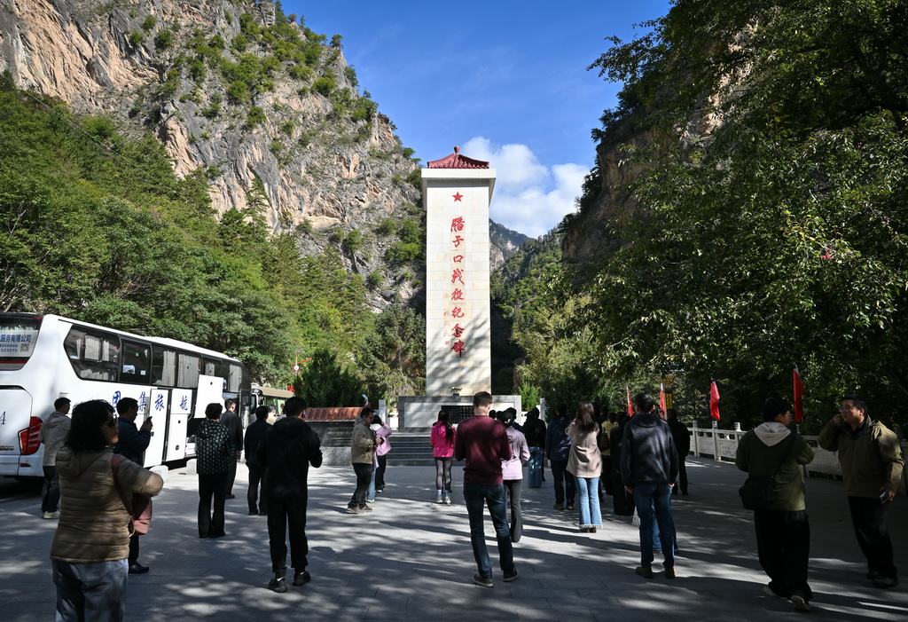 10月14日，人们在腊子口战役纪念碑前参观。新华社记者 韩旭 摄
