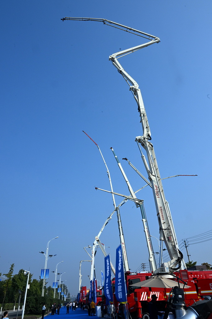 10月14日，参观者在室外大型救援设备展区参观。