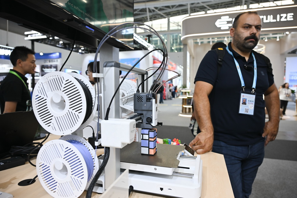 10月15日，在第140届广交会上，境外采购商在3D打印机展台参观。新华社记者 邓华 摄