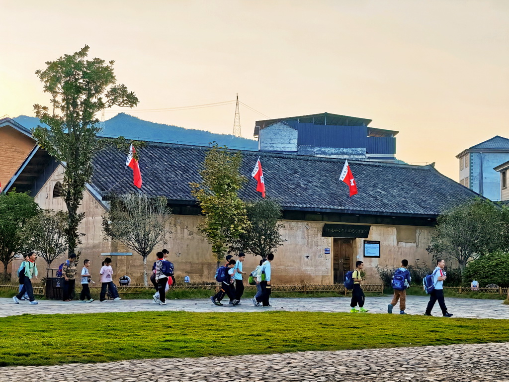 10月12日，孩子们放学后行走在中复村。