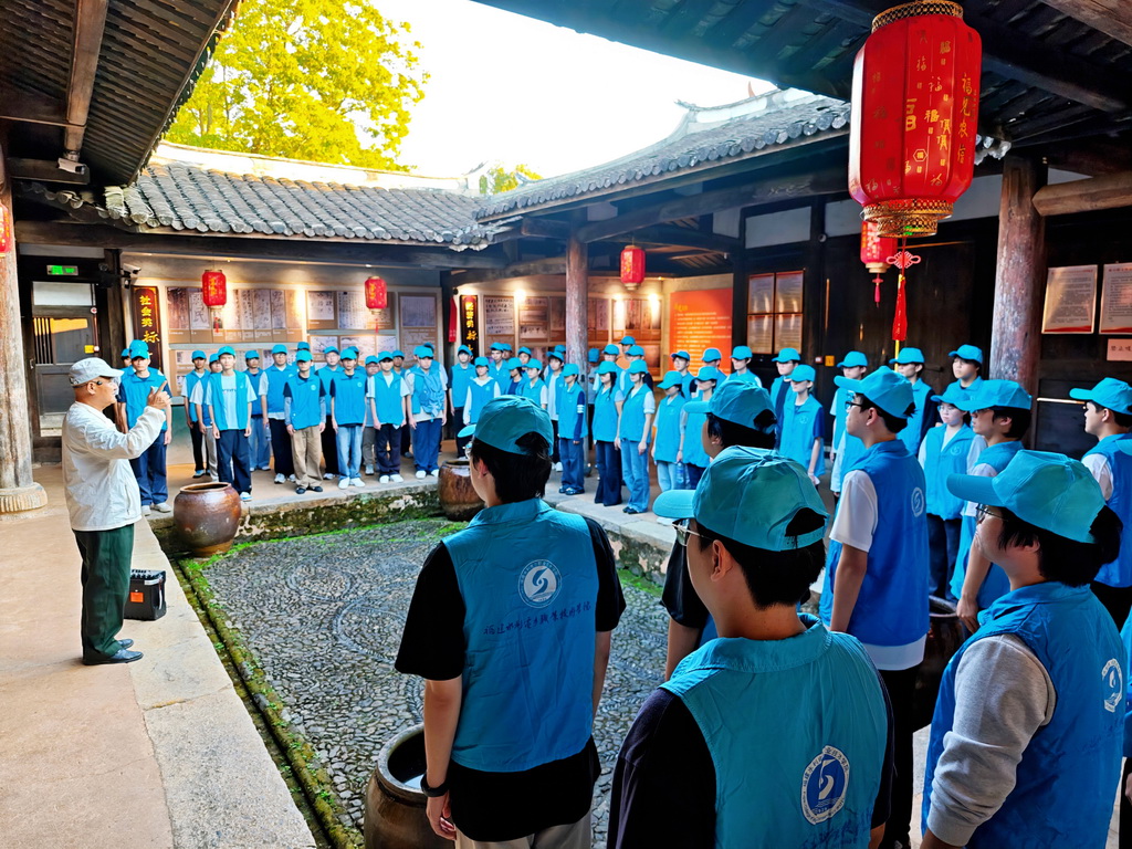 10月12日，钟鸣在中复村给来访者讲述长征故事。