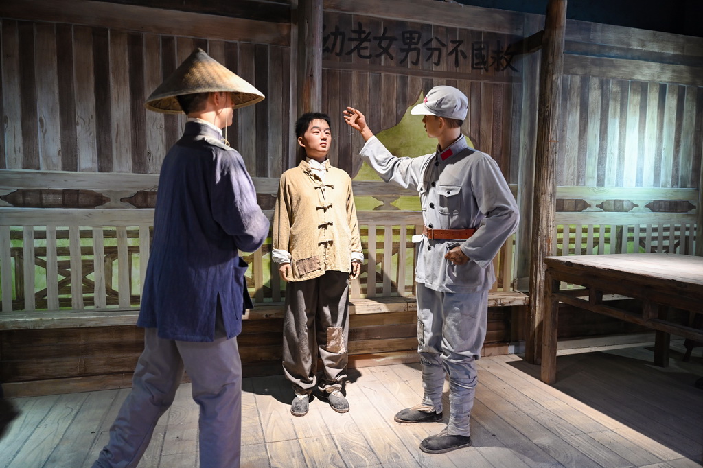 这是10月12日在中复村红九军团长征出发地陈列展厅拍摄的“生命等高线”征兵场景复原模型。