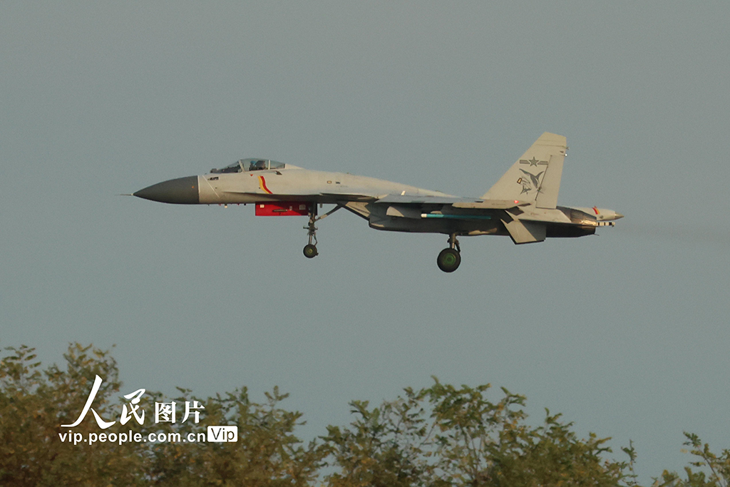 海军航空大学某部开展跨昼夜飞行训练【5】