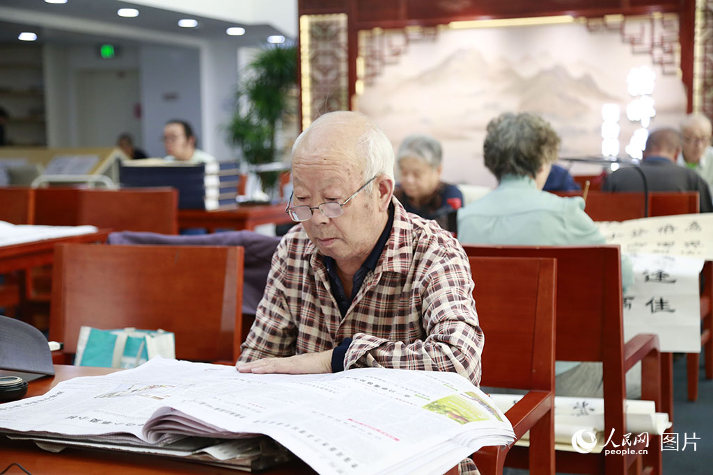 10月14日，重阳节前夕，天津图书馆“沽畔桑榆”银龄阅读空间正式开放，并同步举办“银龄芳华·阅享重阳”特别活动。老年读者品读大字版报刊、体验智能设备、挥毫泼墨，在浓浓书香中欢度重阳。人民网记者 崔新耀摄