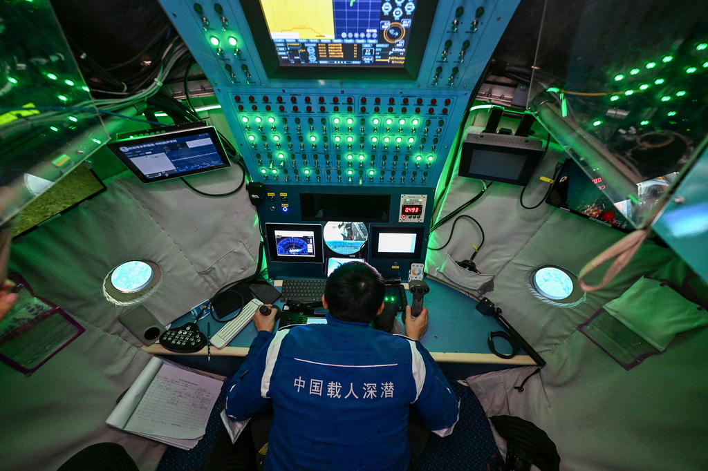 10月15日，潜航员唐嘉陵驾驶“蛟龙”号航行。