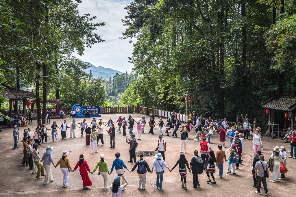 10月19日，在腾冲市清水镇三家村中寨司莫拉佤族村，游客与当地群众、演职人员一起打跳。