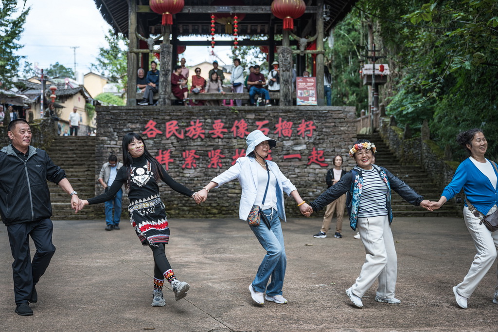 10月19日，在腾冲市清水镇三家村中寨司莫拉佤族村，游客和演职人员一起打跳。