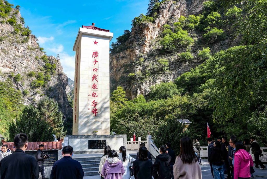 10月14日，人们在甘肃省迭部县的腊子口战役纪念碑前参观。