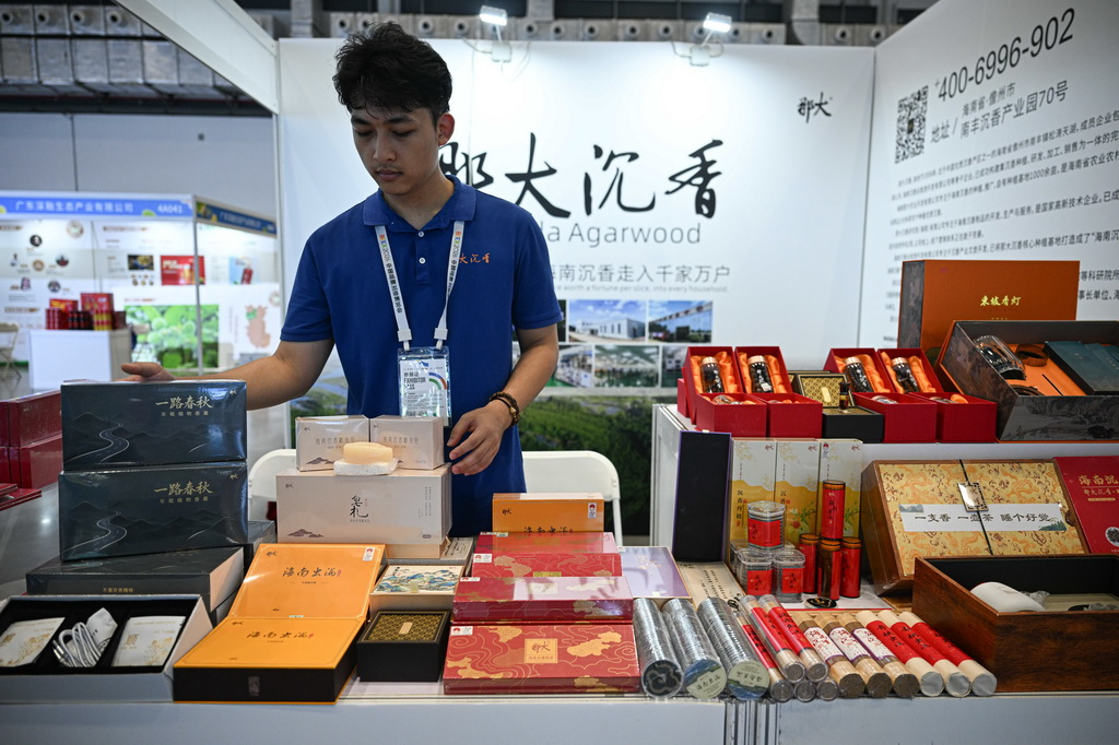 10月20日在2026中国品牌出海博览会现场拍摄的沉香产品。