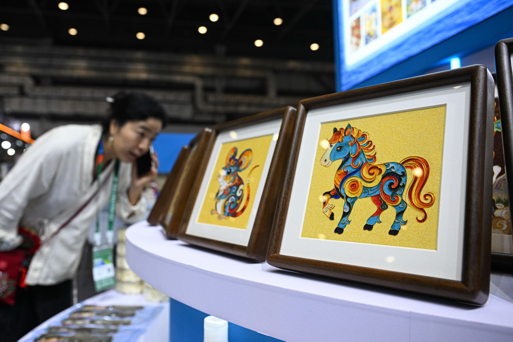 10月20日在2026中国品牌出海博览会西宁馆拍摄的掐丝唐卡。