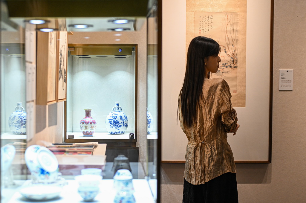 10月20日，观众在第13届嘉德艺术周观展。
