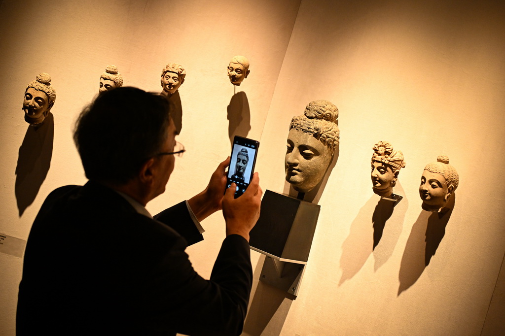 10月20日，观众在第13届嘉德艺术周展览上拍摄展品。