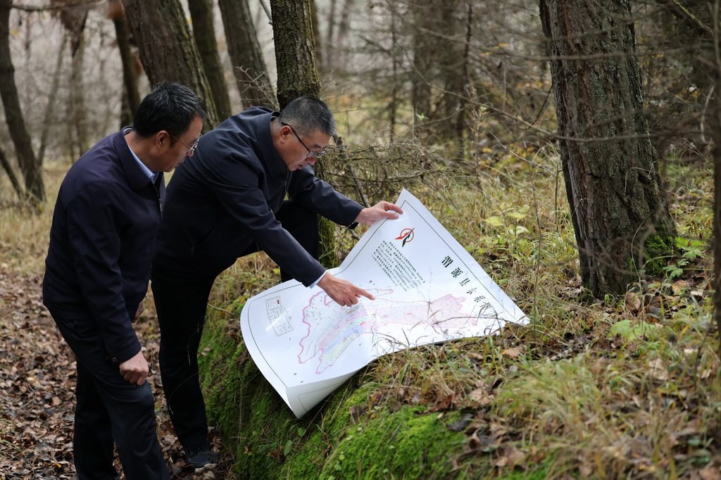 10月20日，文史學者和地理愛好者在甘肅省渭源縣鳥鼠山系深處尋找泉眼。新華社記者 李一博 攝