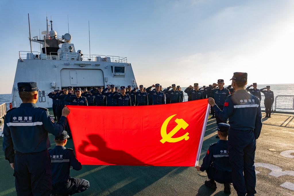 10月15日，海警東沙艦上的共產黨員集體重溫入黨誓詞，紀念中國工農紅軍長征勝利90周年。