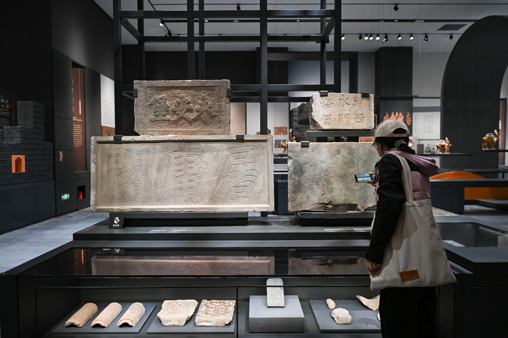 中国长城博物馆内展出的石匾等文物（10月21日摄）。新华社记者 陈钟昊 摄