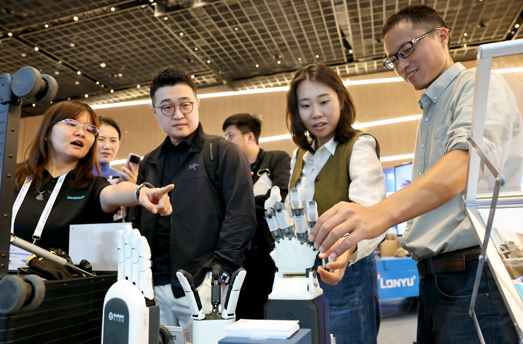 10月23日，参观者在一组灵巧手展品前驻足观看。