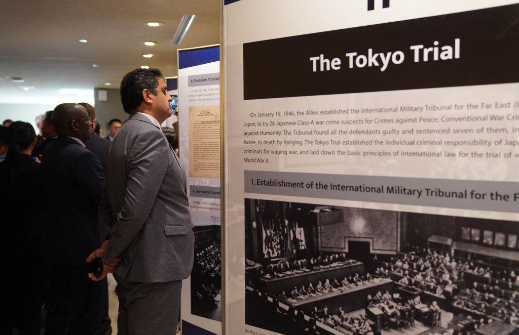10月26日，在位于纽约的联合国总部，人们参观纪念东京审判开庭80周年图片展。新华社记者 张凤国 摄